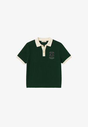 Tummanvihreä lyhythihainen poolopaita, jossa valkoinen kaulus, nappilista, hihansuut ja rinnassa brodeerattu "NY Modern Yuppies" -logo.