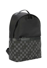 Zaino a scacchi nero e grigio con motivi floreali, tasca frontale con zip, manico superiore e chiusura con doppia zip su scomparto principale.