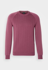 Pull en maille mauve à manches longues avec texture côtelée verticale, col rond et étiquette de marque discrète à l'intérieur du col.