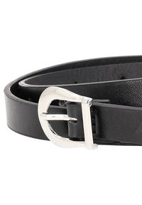 Fekete bőrváll, sima textúrával, fényes ezüst csattal. A design több állítható lukat tartalmaz.