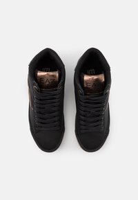 Kotníkové tenisky s černým mesh a koženým designem, doplněné bronzov�ými akcenty na značkové jazyce a texturované podrážky.