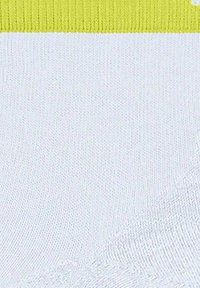 Biała tkanina z jasnoniebieskim pasem na górze, ukazująca zbliżenie struktury materiału. Materiał wydaje się miękki i lekko elastyczny.