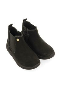 Botines de ante negro con una textura suave, paneles laterales de elastano y suela de goma. Presentan acentos dorados y costuras de contraste.