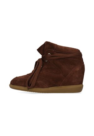 Brun ruskind kile-sneaker med perforerede detaljer og viklede snørebånd, vist fra siden på hvid baggrund.