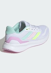 Chaussure de sport en maille blanche avec des accents pastel mint et rose. Dotée de trois bandes en néon jaune et d'une semelle texturée pour une meilleure adhérence.