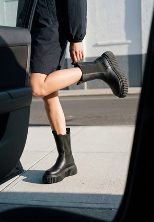 Buffalo, Plateaustiefelette - black