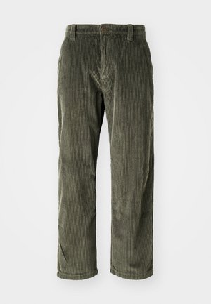 Pantalons en velours côtelé vert olive avec des côtes verticales, dotés d'une fermeture à bouton et d'une coupe droite. Texture douce avec une coupe classique.