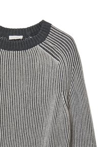 Pull en tricot avec un col rond, rayures verticales noir et blanc et texture côtelée. L'étiquette indique "CALLIOPE" et taille L.