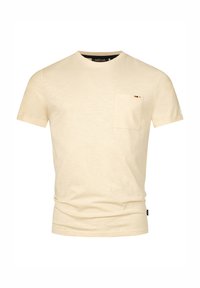 Camiseta de color beige claro, elaborada con una tela suave, que presenta un cuello redondo, mangas cortas y un único bolsillo en el pecho con un pequeño acento de color.