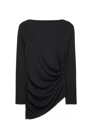 Must pikkade varrukatega pluus paadikaeluse ja esiküljel paremal asümmeetrilise drapeeringuga.