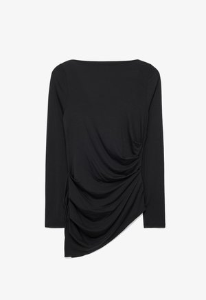 Must pikkade varrukatega pluus paadikaeluse ja esiküljel paremal asümmeetrilise drapeeringuga.