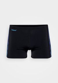 Sorte svømmeshorts med en tettsittende passform, med en blå aksondesign på sidene og et brodert "ENDURANCE+" logo på forsiden.