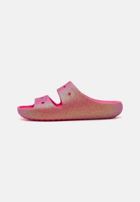 Roza drsna sandal s bleščečo teksturo, s dvema ventilacijskima luknjama in oblikovanim podplatom. Lahka in oblikovana zasnova.