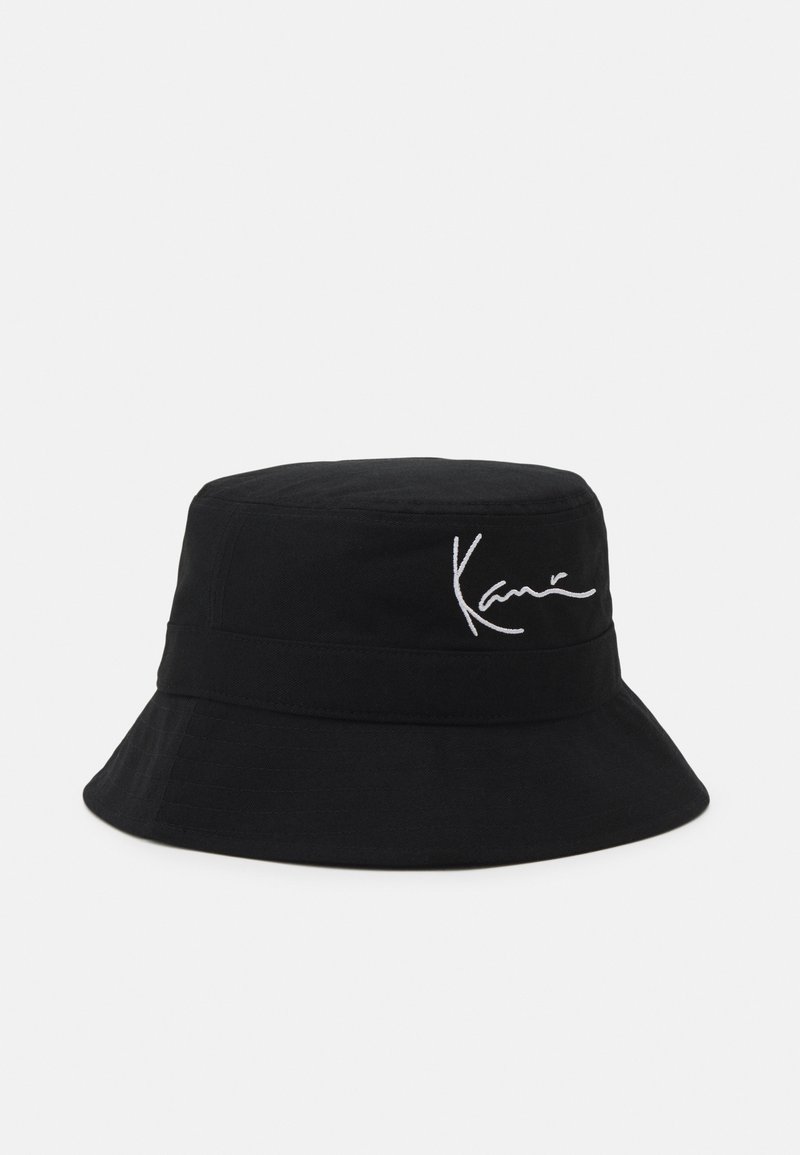 Schwarzer Bucket Hat aus Baumwolle mit einer leicht strukturierten Oberfläche. Mit einer weißen gestickten Signatur auf der Vorderseite.