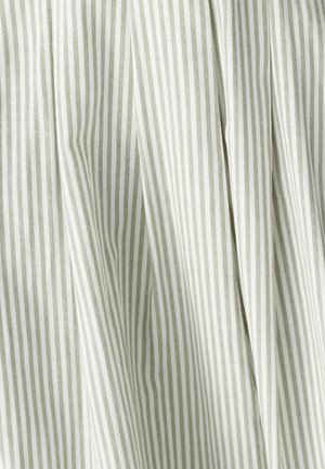 Lys grøn og hvid stribet stof med lodrette linjer, der har en glat tekstur og subtile plisseringer, som skaber et flydende udseende.