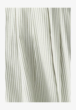 Lichtgroene en witte gestreepte stof met verticale lijnen, met een gladde textuur en subtiele plooien, die een vloeiend uiterlijk creëren.