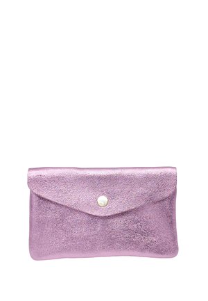 Petit sac pochette métallique rose avec un rabat et une fermeture par un bouton rond unique, présenté sur un fond blanc.