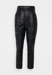 Zwarte leren broeken met een hoge taille, ceintuurdetail en taps toelopende snit; gladde textuur met naden voor structuur.