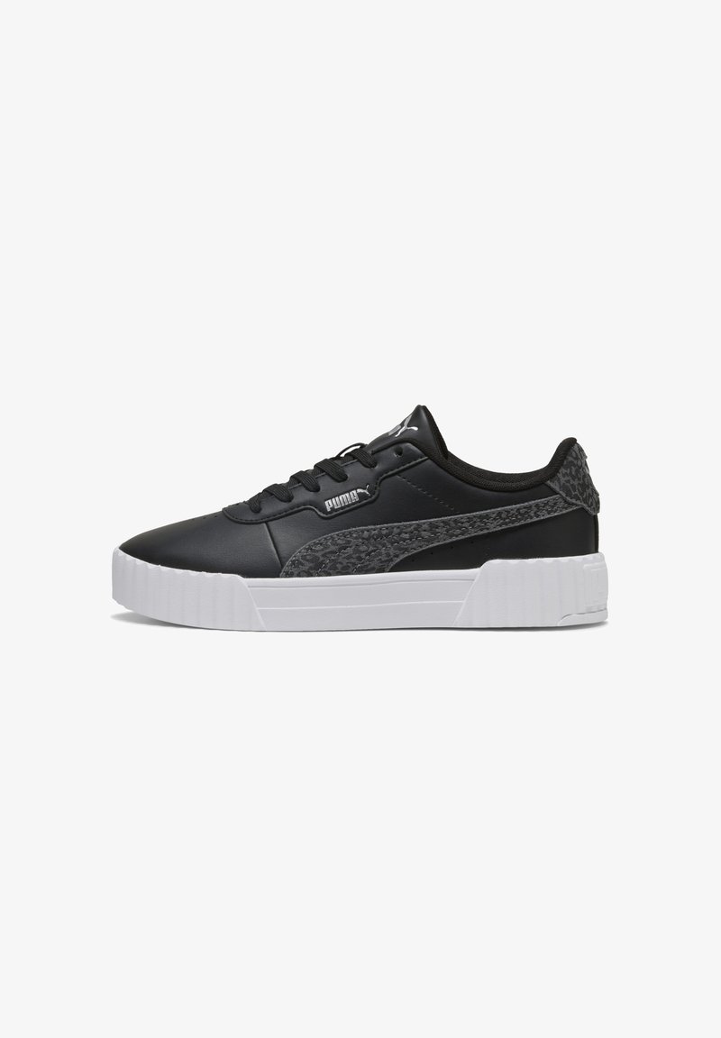 Μαύρο αθλητικό παπούτσι Puma με υφασμένο σκούρο γκρι λωρίδα και χοντρή λευκή σόλα, εμφανίζεται από την εξωτερική πλευρά με ορατά κορδόνια και λογότυπο.