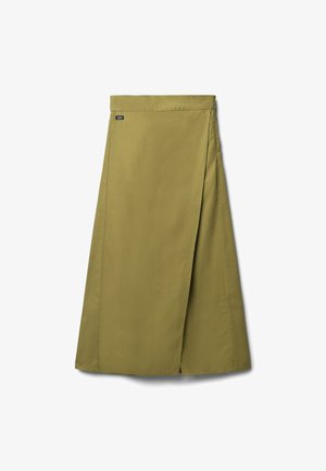 Gonna avvolgente verde oliva realizzata in tessuto leggero, con una texture morbida e una leggera lucentezza, dotata di uno spacco laterale per facilitare i movimenti.