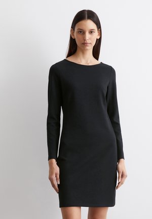 Zwarte lange mouwen jurk met een ronde halslijn, getailleerde silhouet en een gladde textuur, geschikt voor verschillende gelegenheden. Eenvoudig en veelzijdig ontwerp.