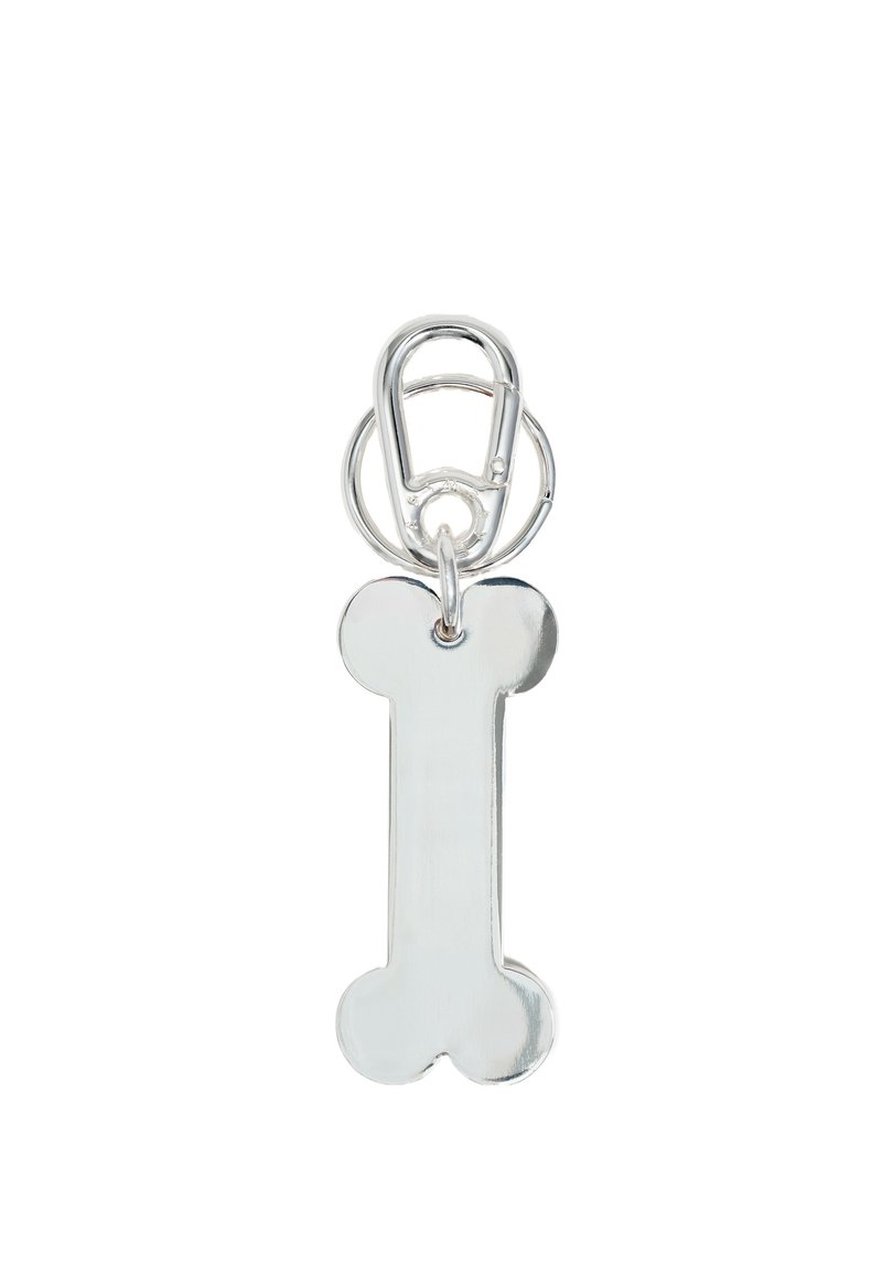 Portachiavi in metallo argento a forma di osso con una superficie liscia e riflettente, dotato di un anello diviso standard per il fissaggio.