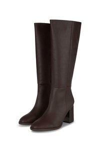Bottes en cuir bordeaux foncé, montantes jusqu'au genou, avec un bout carré et un talon massif et géométrique. Texture lisse avec peu de détails de couture.
