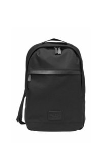Sac à dos noir en tissu texturé. Comprend une poche zippée à l'avant, une fermeture à double zip et un petit patch logo. Bretelles ajustables.