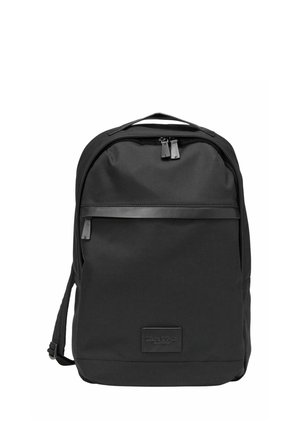 Sac à dos noir en tissu texturé. Comprend une poche zippée à l'avant, une fermeture à double zip et un petit patch logo. Bretelles ajustables.