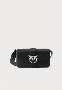 Borsa a spalla in pelle nera con texture, dotata di tracolla regolabile e chiusura a doppio anello a forma di uccello in argento sul flap anteriore.