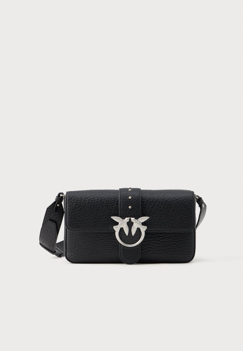 Borsa a spalla in pelle nera con texture, dotata di tracolla regolabile e chiusura a doppio anello a forma di uccello in argento sul flap anteriore.