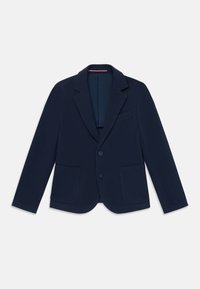 Námořnické modré sako vyrobené z texturované tkaniny, které má klopové límce, dvě přední kapsy a zapínání na dva knoflíky. Vnitřek je podšitý kontrastní barvou.
