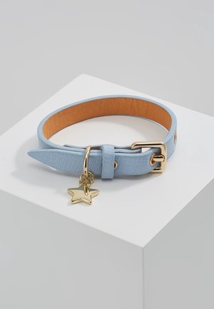 Collier pour animal en cuir bleu clair avec boucle dorée et pendentif en forme d'étoile, présenté sur un socle blanc sur un fond gris.