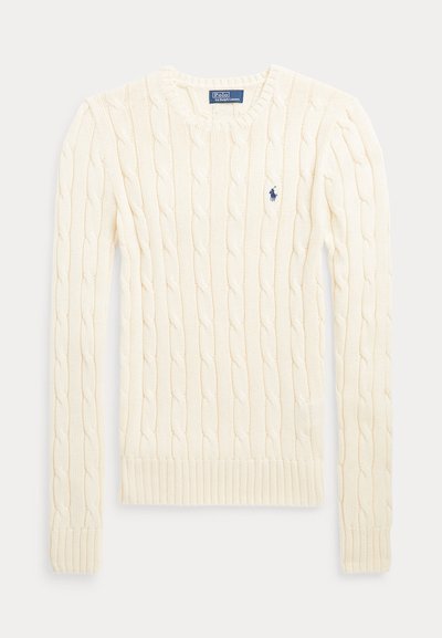 Pull à manches longues de couleur crème en maille torsadée, col rond, poignets et ourlet côtelés, avec petit logo Polo Ralph Lauren bleu marine sur la poitrine.