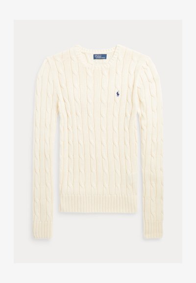 Pull à manches longues de couleur crème en maille torsadée, col rond, poignets et ourlet côtelés, avec petit logo Polo Ralph Lauren bleu marine sur la poitrine.