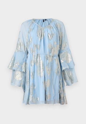 Vestido de un azul claro con patrones de hojas plateadas brillantes, mangas largas y acampanadas, y un escote fruncido. Hecho de una tela ligera y translúcida.