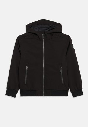 Sort hættejakke med lynlås foran, to lynlåslommer og ribkant ved ærmer og bund, vist fladt på hvid baggrund.
