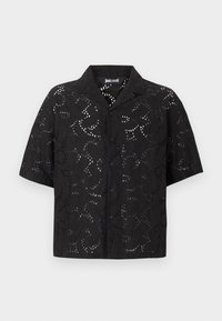 Μαύρο πουκάμισο με κοντά μανίκια, κουμπιά και μοτίβο λουλουδιών με κοψίματα, κλασικός γιακάς, παρουσιασμένο σε απλό φόντο.