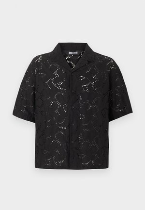 Zwart overhemd met korte mouwen, knoopsluiting, een bloemen uitgesneden patroon en klassieke kraag, afgebeeld tegen een effen achtergrond.