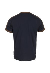 Donkerblauw T-shirt met een ronde hals, korte mouwen met bruine accenten en een gladde katoenen textuur. Achteraanzicht.