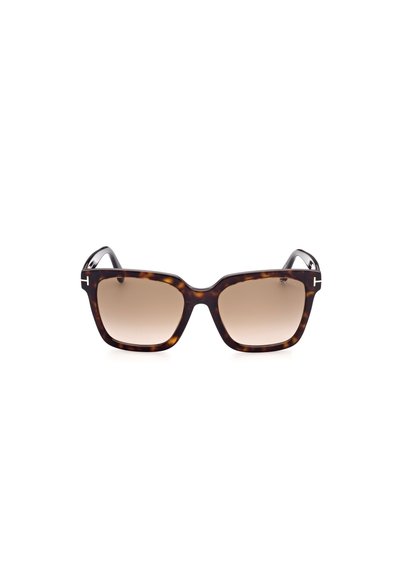 Lunettes de soleil en écaille de tortue avec une forme carrée, des verres dégradés bruns et des accents distinctifs sur les côtés. Fabrication en matériau plastique léger.
