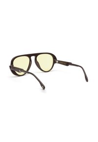 Occhiali da sole in plastica marrone con lenti gialle, forma rettangolare sovradimensionata, dotati di stanghette testurizzate e di un accento dorato sulla tempia.