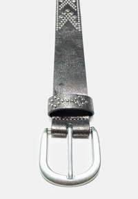 Metalická šedá kožená páska s texturovaným povrchem, vybavená přezkou v stříbrné barvě a dekorativními cvočky podél popruhu.