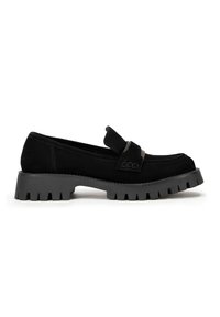 Mocassino in suede nero con suola in gomma nera spessa. Caratterizzato da una banda rialzata e da cuciture decorative sulla parte superiore. Design classico con un tocco moderno.