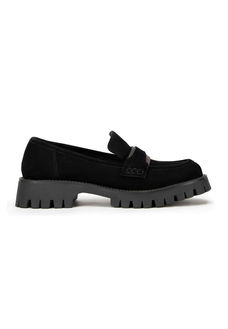 Mocassino in suede nero con suola in gomma nera spessa. Caratterizzato da una banda rialzata e da cuciture decorative sulla parte superiore. Design classico con un tocco moderno.