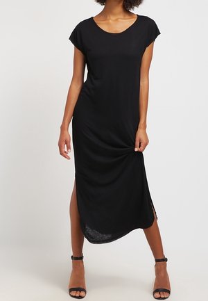 Robe maxi noire à manches courtes, décolleté arrondi et fentes latérales. Confectionnée dans un tissu doux et léger. Offre une texture lisse.