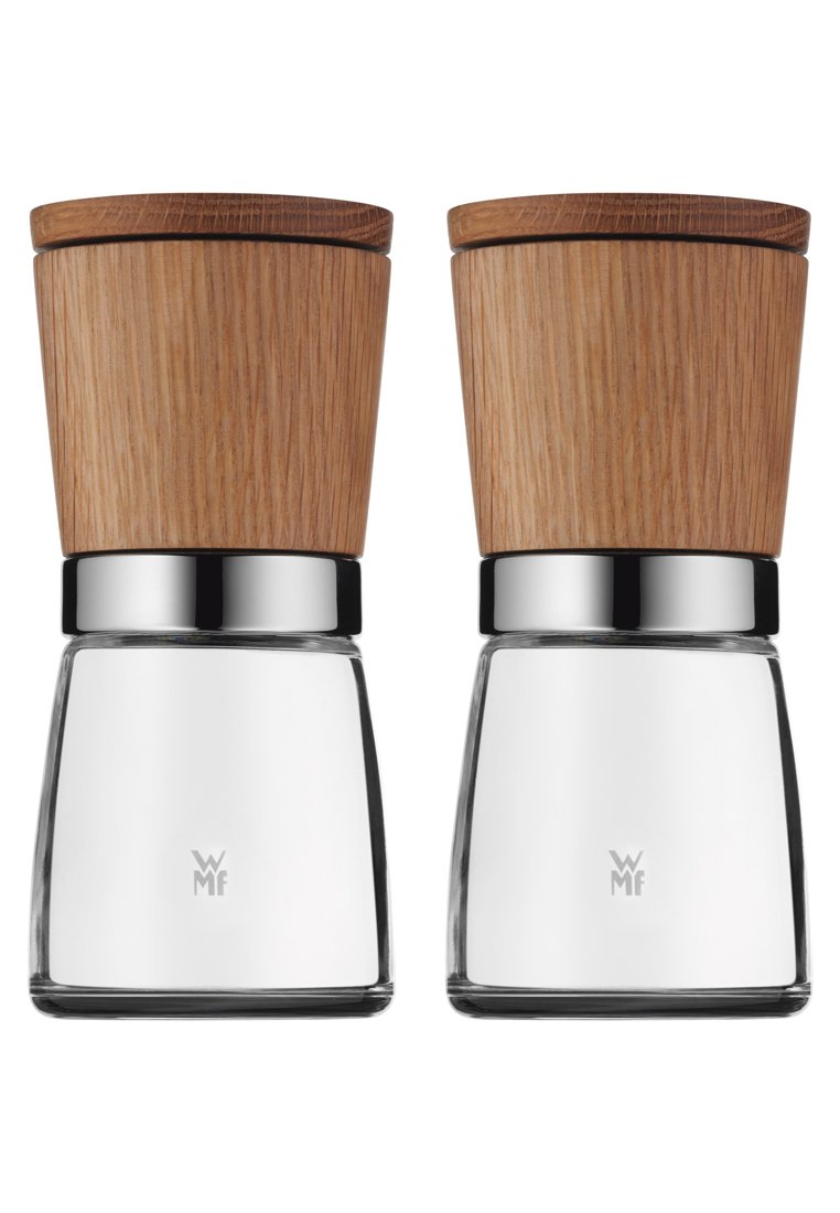 Une paire de salières et poivrières en verre avec un couvercle en bois cylindrique et des accents en chrome, présentant une base lisse et transparente.