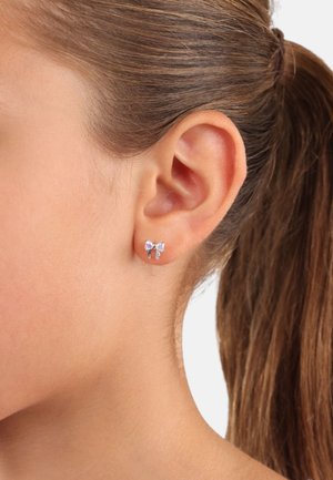 Orecchini d'argento a forma di fiocco con pietre preziose multicolori; presentano un metallo liscio, una finitura lucida e dettagli di design elaborati.