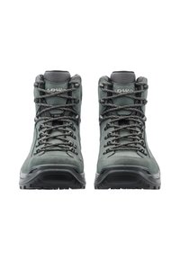 Een paar groene en zwarte hoge wandelschoenen met stevige zolen en veters aan de voorkant, gezien van voren.