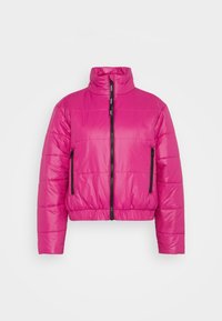 Chaqueta inflada fucsia con cuello alto, cierre frontal de cremallera y detalles de cremallera en negro. Presenta una textura acolchada y dobladillo y puños elásticos.